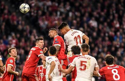 Jerome Boateng (c-i) de Bayern disputa el balón con Joaquin Correa (c-d) de Sevilla.