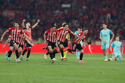 Los jugadores del Athletic tras ganar la final de la Copa del Rey disputada hoy sábado en el estadio La Cartuja, en Sevilla. 
