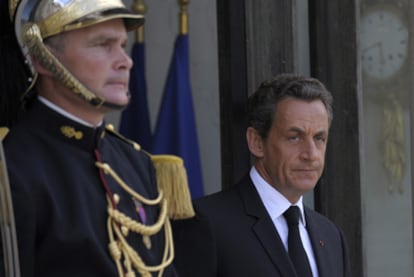 El presidente Sarkozy, ayer a la salida del palacio del Elíseo en París.