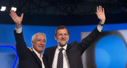 Javier Arenas y Mariano Rajoy saludan al auditorio en la clausura del 17&ordm; congreso del PP. 