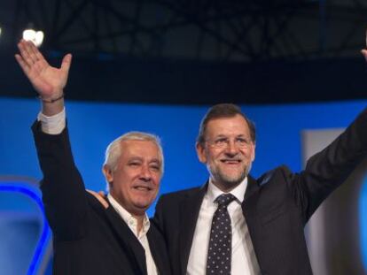 Javier Arenas y Mariano Rajoy saludan al auditorio en la clausura del 17&ordm; congreso del PP. 