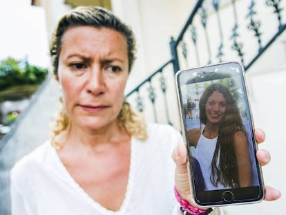 Diana Quer's mother shows a picture of the missing teen.