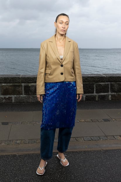 Alana Hadid durante su debut en la semana de la moda de Copenhague, el 7 de agosto de 2023.