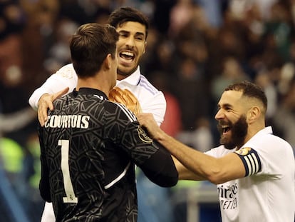 Courtois, Asensio y Benzema celebran el pase a la final del Real Madrid.
