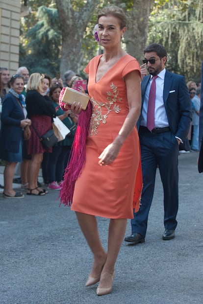 La escritora Carmen Posadas se atrevió con un diseño naranja con detalles dorados y chal fucsia.