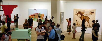 Grupos de aficionados al arte en la exposición <i>Chelsea visita La Habana,</i> abierta en la capital cubana.