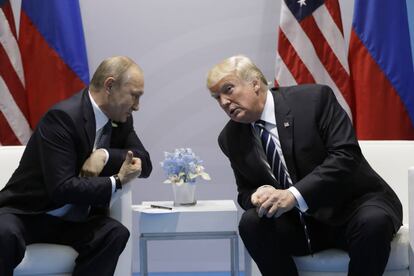 El presidente de EE UU, Donald Trump y su homólogo ruso, Vladimir Putin, durante la cumbre del G20 en Hamburgo en julio de 2017.