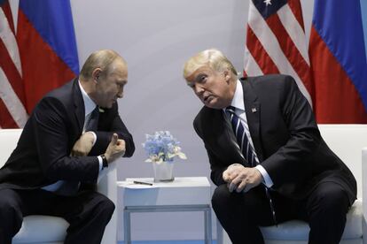 El presidente de EE UU, Donald Trump y su hom&oacute;logo ruso, Vladimir Putin, durante la cumbre del G20 en Hamburgo en julio de 2017. 