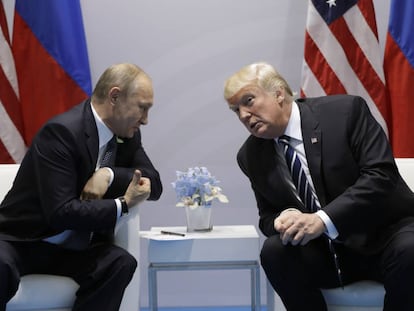 El presidente de EE UU, Donald Trump y su hom&oacute;logo ruso, Vladimir Putin, durante la cumbre del G20 en Hamburgo en julio de 2017. 
