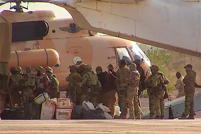 Mercenarios del grupo ruso Wagner se disponen a subir a un helicóptero en Malí, en una imagen facilitada por los militares franceses.