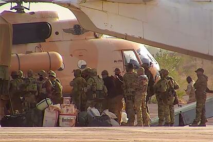 Fotografía del Ejército francés distribuida por AP en la que se muestran a mercenarios rusos subiendo a un helicóptero en el norte de Malí.