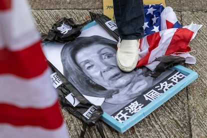 Un grupo de manifestante pro-China pisa una foto de Nancy Pelosi, frente al Consulado General en Hong Kong, en China, este miércoles.