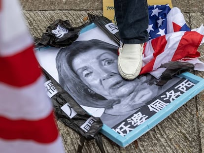 Un grupo de manifestante pro-China pisa una foto de Nancy Pelosi, frente al Consulado General en Hong Kong, en China, este miércoles.