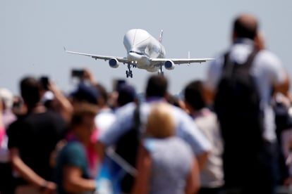 El programa del 'Beluga XL' se lanzó en noviembre de 2014 para responder a las crecientes necesidades de transporte de piezas de aviones entre sus diferentes plantas y para tomar el relevo de los cinco 'Beluga ST' con los que opera actualmente.