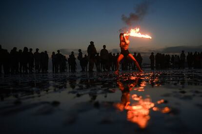 Un malabarista actúa en la playa de Brighton (Inglaterra).