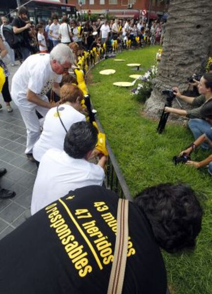 La ofrenda que los familiares hacen en el jardín que hay encima de la curva donde descarriló el metro.