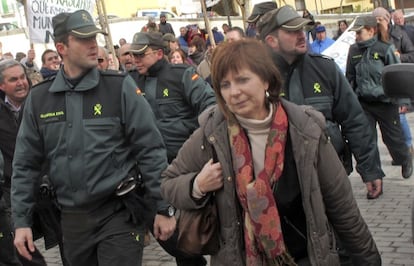 La alcaldesa de Rascafr&iacute;a, escoltada por la Guardia Civil.