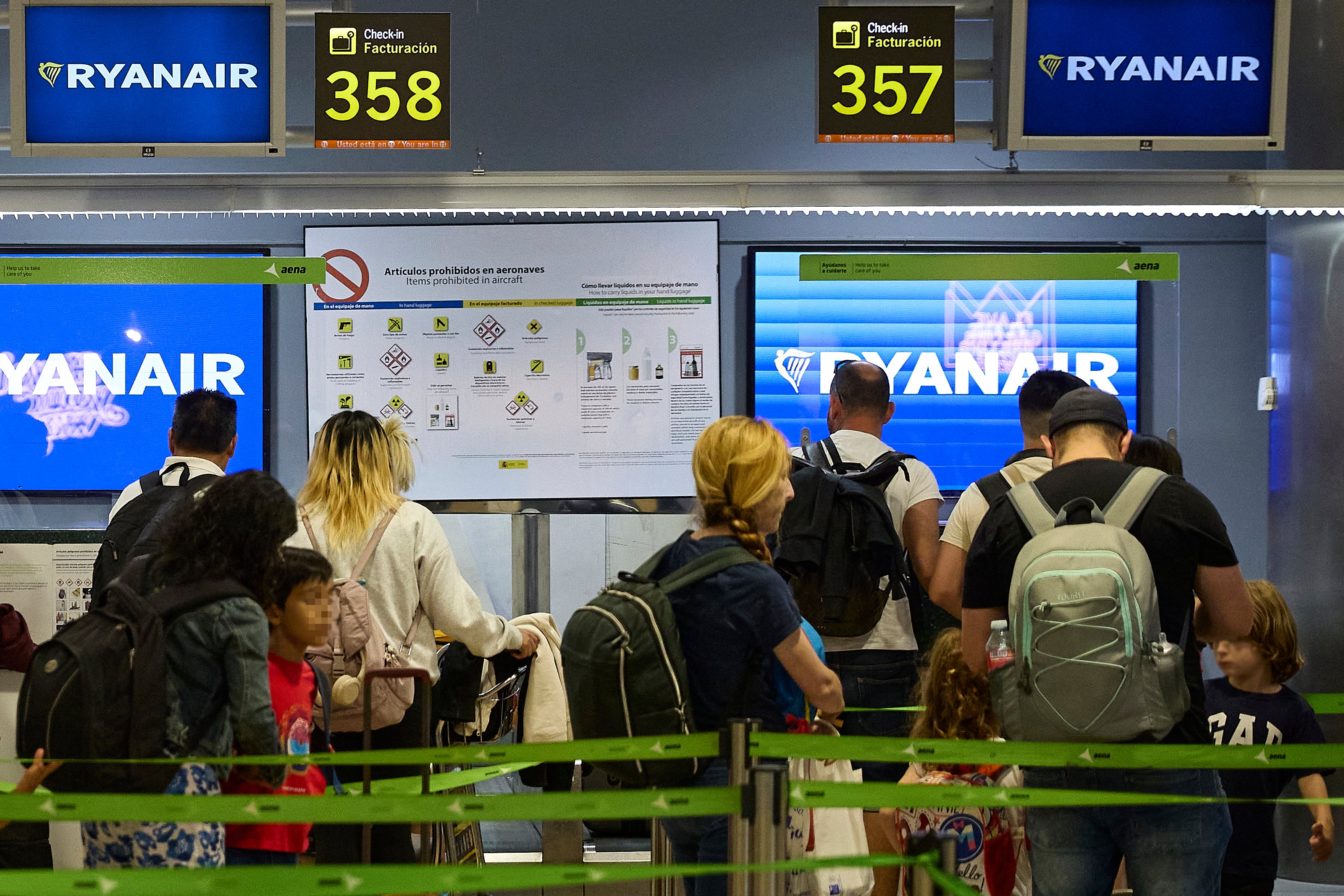 Pasajeros en un mostrador de Ryanair en el aeropuerto Adolfo Suárez Madrid-Barajas.