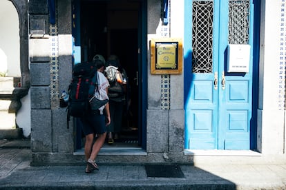 Dos peregrinas entran en un alojamiento en Caminha.