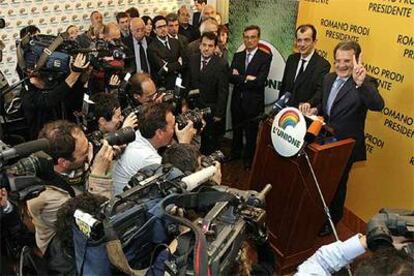 Romano Prodi hace la señal de la victoria antes de comenzar la rueda de prensa que ofreció ayer en Roma.