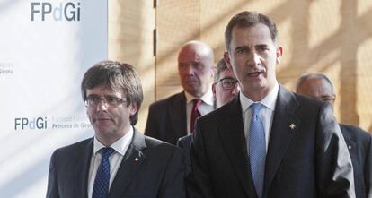 El Rey Felipe VI y el presidente de la Generalitat de Catalunya, Carles Puigdemont.