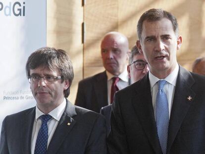 El Rey Felipe VI y el presidente de la Generalitat de Catalunya, Carles Puigdemont.