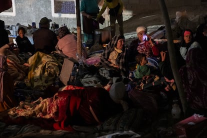 Niños y mujeres se preparan para pasar la noche en Mulay Brahim. 