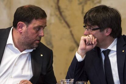 Catalan regional premier Carles Puigdemont (r) and deputy Oriol Junqueras.