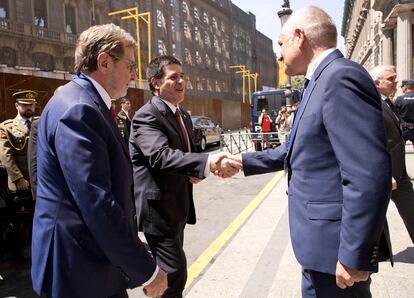 Presidente de la República del Paraguay, Horacio Cartes, es recibido por el presidente del Grupo Prisa, Juan Luis Cebrián (i) junto al director de EL PAÍS, Antonio Caño.