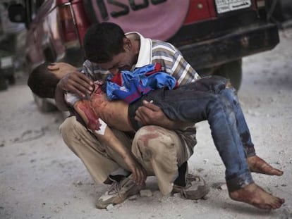 La imagen ganadora del premio Pulitzer: un hombre sirio llora sobre el cuerpo de su hijo cerca del hospital de Aleppo, en Siria (octubre, 2012).