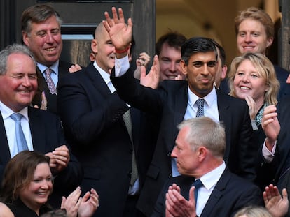 Rishi Sunak (abajo en el centro) es ovacionado a su llegada a la sede del Partido Conservador tras anunciarse su victoria en las primarias, este lunes en Londres.