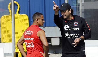 Pizzi da instrucciones a Alexis S&aacute;nchez.