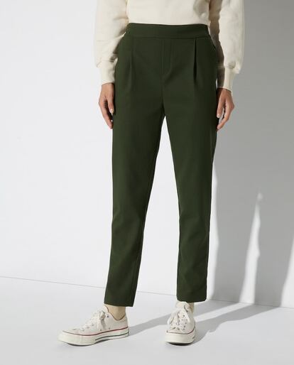 En color verde oscuro y con pinzas, este pantalón jogger de Easy Wear pasará totalmente desapercibido acompañado de una americana y zapatos.

Desde 15,99€