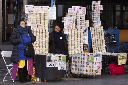 Vendedoras ambulantes de la Lotería de Navidad en la Puerta del Sol de Madrid.