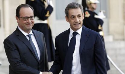 El presidente François Hollande, a la izquierda, recibió este domingo al líder de Los Republicanos Nicolas Sarkozy.