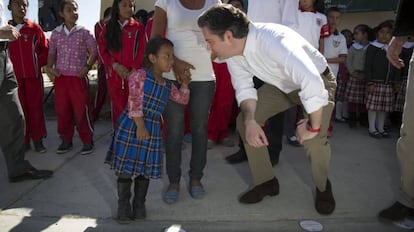 El exsecretario de Educación mexicano, Aurelio Nuño, en una visita a un colegio en 2016.