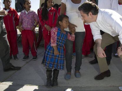 El exsecretario de Educación mexicano, Aurelio Nuño, en una visita a un colegio en 2016.