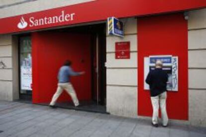 Un cliente entra en una oficina del Banco Santander.