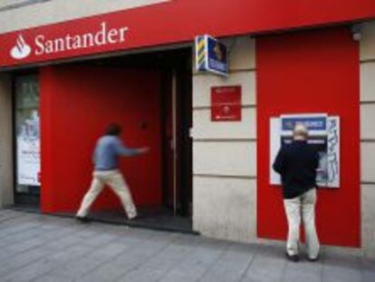 Un cliente entra en una oficina del Banco Santander.