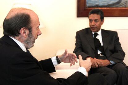 Rubalcaba charla con el ministro del Interior de Marruecos, Taieb Cherkaoui, ayer en Madrid.