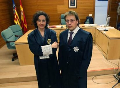 Marta Chumillas y Román Huertas, jueza y secretario judicial del Juzgado de lo Penal número 2 de Benidorm, en la sala de vistas.