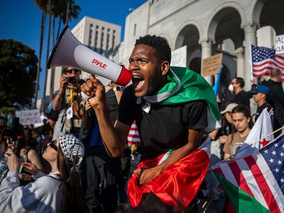 Una protesta por las redadas federales de inmigración frente al Ayuntamiento, este miércoles en Los Ángeles.