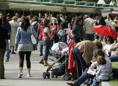 Numerosos asistentes pasean ayer por la Feria del Libro.