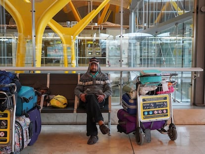 José Miguel, de 46 años, lleva viviendo tres meses y medio en la T4 del aeropuerto de
 Madrid.