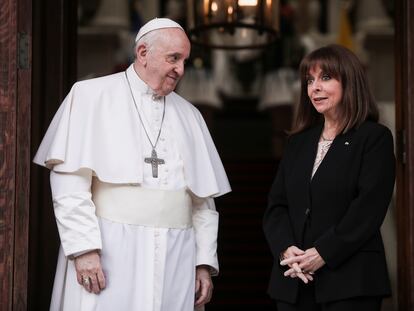 El papa Francisco, con la presidenta griega, Katerina Sakellaropoulou, en el palacio presidencial de Atenas, este sábado.