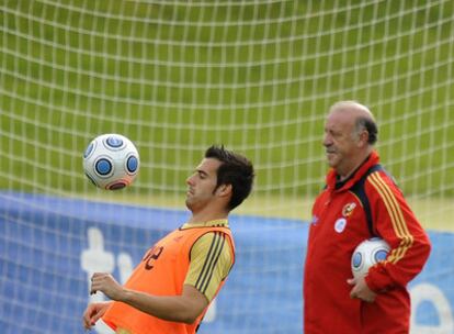Negredo controla el balón ante la mirada del seleccionador, Vicente del Bosque, en el entrenamiento matinal de ayer en Las Rozas.