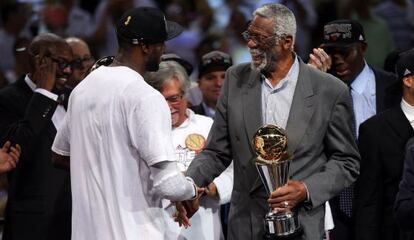 El m&iacute;tico Bill Russell le da el trofeo de mejor jugador a James. 