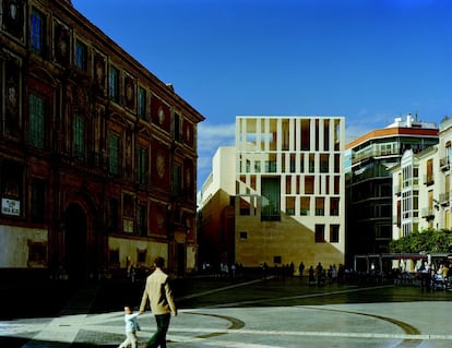 Edificio anexo del ayuntamiento de Murcia, del arquitecto Rafael Moneo, al lado del antiguo Palacio Episcopal en la Plaza Belluga.