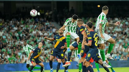 Marc Bartra hace el gol del Betis ante el Girona este jueves.