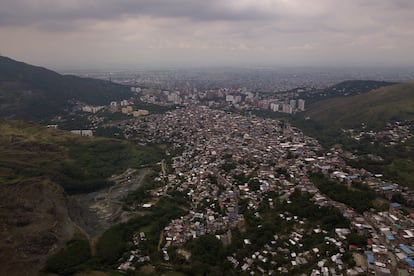 La comuna 1 es un suburbio de los 21 que rodean Cali y se asienta en la zona oeste de la ciudad, en la región colombiana del Valle del Cauca. En ella habitan 105.000 personas, una amalgama de población venida desde los años 60 del siglo pasado desde Nariño, otras zonas del Pacífico colombiano y migrantes de Venezuela Sus habitantes viven en la pobreza, en ocasiones extrema. En la imagen, una vista aérea de la comuna 1. 